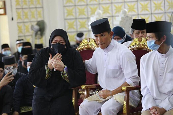 Mẹ Hoàng tử Brunei vừa qua đời ở tuổi 38 khóc ngất bên linh cữu con trai - Ảnh 3.