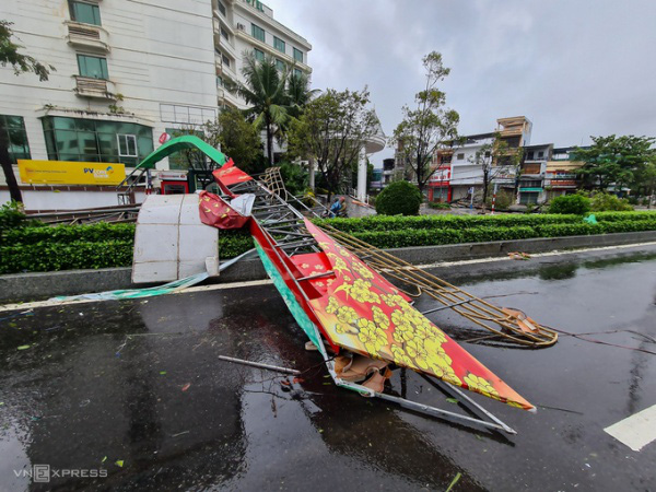 Hình ảnh về sự tàn phá kinh hoàng của bão số 9: Người dân thẫn thờ bên đống đổ nát, tan hoang - Ảnh 8.