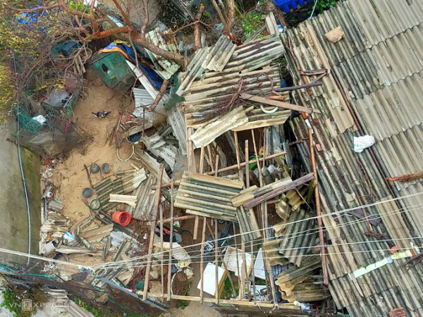 Hình ảnh về sự tàn phá kinh hoàng của bão số 9: Người dân thẫn thờ bên đống đổ nát, tan hoang - Ảnh 12.