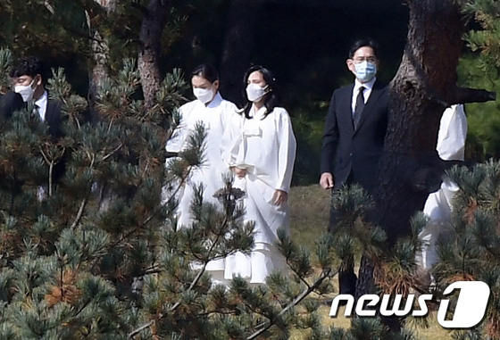 Lễ tang đưa tiễn chủ tịch Samsung về nơi an nghỉ cuối cùng: Gia quyến thất thần, chồng cũ cựu Á hậu Hàn Quốc cũng có mặt - Ảnh 16.