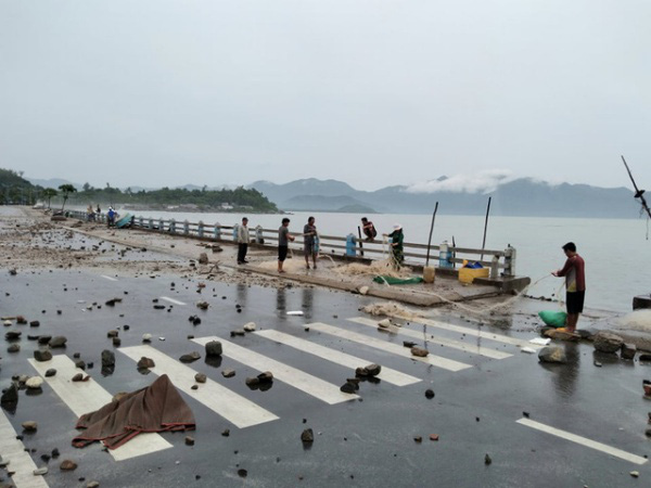 Hình ảnh về sự tàn phá kinh hoàng của bão số 9: Người dân thẫn thờ bên đống đổ nát, tan hoang - Ảnh 18.