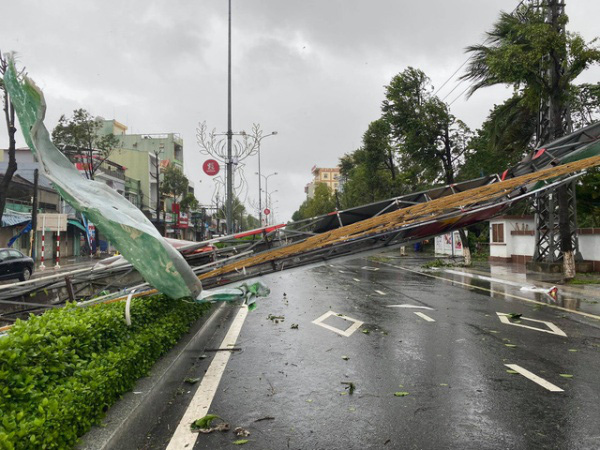 Hình ảnh về sự tàn phá kinh hoàng của bão số 9: Người dân thẫn thờ bên đống đổ nát, tan hoang - Ảnh 19.