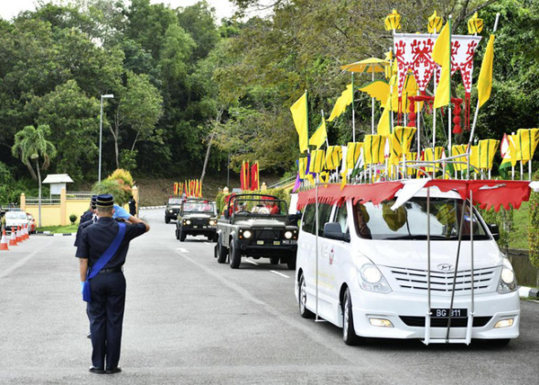 Mẹ Hoàng tử Brunei vừa qua đời ở tuổi 38 khóc ngất bên linh cữu con trai - Ảnh 8.