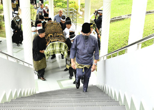 Mẹ Hoàng tử Brunei vừa qua đời ở tuổi 38 khóc ngất bên linh cữu con trai - Ảnh 9.