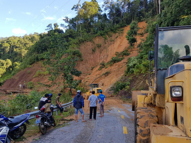 Thủ tướng: Bằng mọi biện pháp cứu hộ cứu nạn nhanh nhất tại các khu vực sạt lở tỉnh Quảng Nam - Ảnh 2.