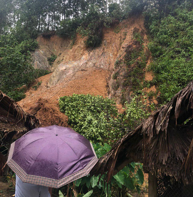 Mưa lớn, nhiều huyện miền núi Hà Tĩnh bị sạt lở - Ảnh 6.