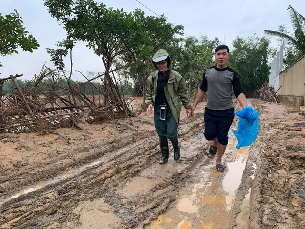 Lội bùn đi từ thiện, mẹ Hồ Ngọc Hà chia sẻ xúc động từ rốn lũ miền Trung - Ảnh 2.