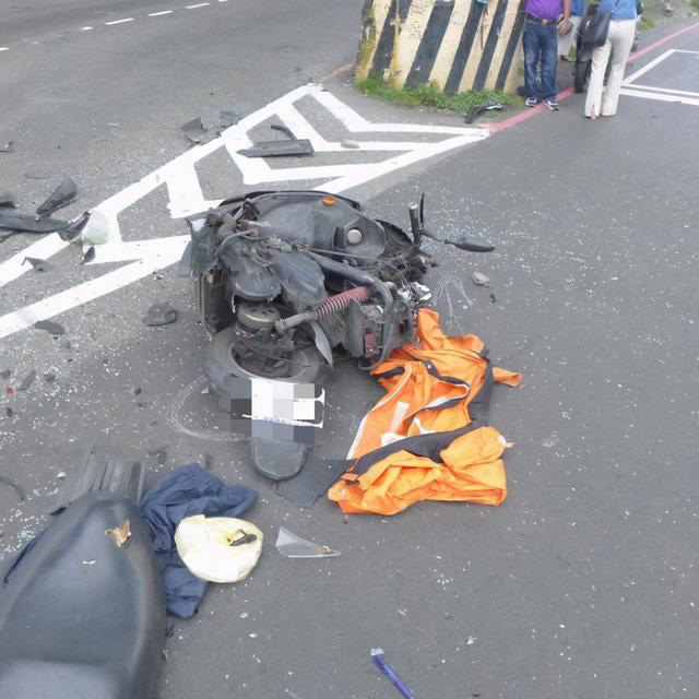 Sao Đài Loan bị xe tông chết khi chờ đèn đỏ - Ảnh 3.