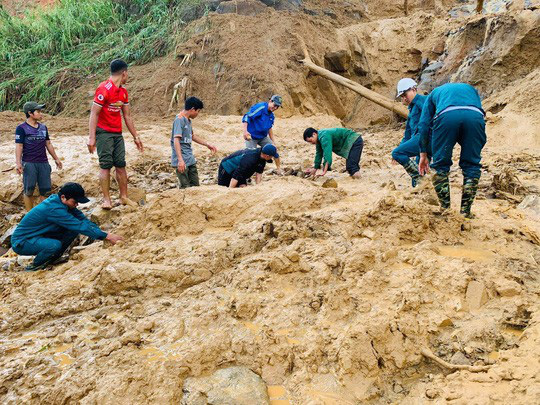 Sạt lở kinh hoàng ở Quảng Nam: Huy động chó nghiệp vụ tìm kiếm 13 người mất tích còn lại - Ảnh 17.