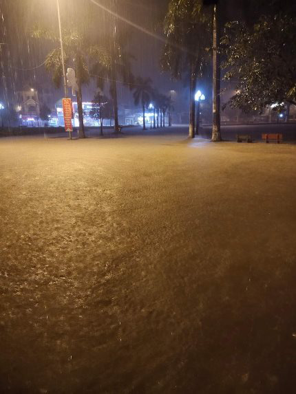 Nghệ An: Mưa lớn cộng với thủy điện xả lũ, dân chạy lụt trong đêm - Ảnh 4.