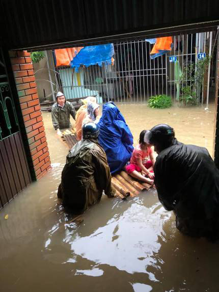 Nghệ An: Quân đội, công an khẩn trương di dời nhân dân ra khỏi vùng ngập lụt - Ảnh 7.
