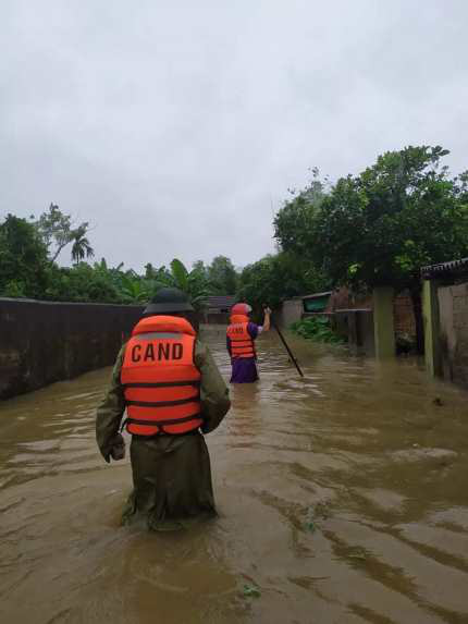 Nghệ An: Quân đội, công an khẩn trương di dời nhân dân ra khỏi vùng ngập lụt - Ảnh 8.