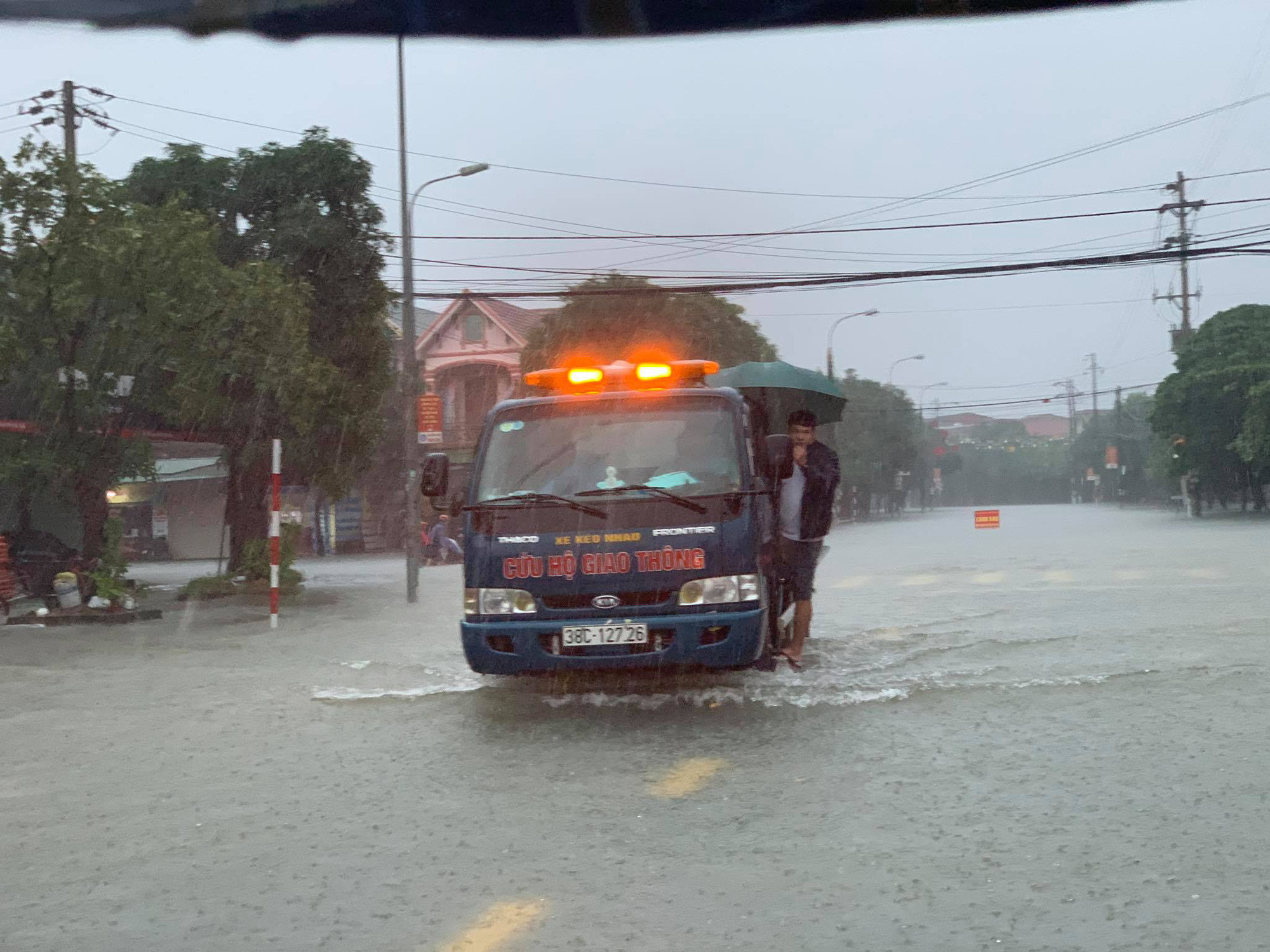 Nước sông dâng cao, lính biên phòng giải cứu hơn 200 người dân ốc đảo Hồng Lam - Ảnh 2. Nước sông dâng cao, lính biên phòng giải cứu hơn 200 người dân ốc đảo Hồng Lam - Ảnh 2.
