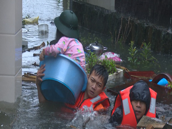 Nghệ An: Quân đội, công an khẩn trương di dời nhân dân ra khỏi vùng ngập lụt - Ảnh 4.