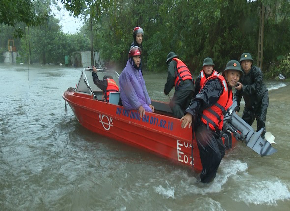 Nghệ An: Quân đội, công an khẩn trương di dời nhân dân ra khỏi vùng ngập lụt - Ảnh 3.