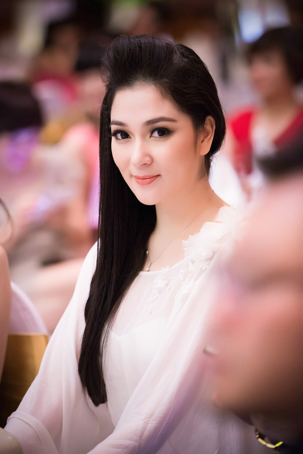 Tuổi thơ nghèo khổ cùng bố mẹ chạy lũ, chống bão của Hoa hậu Nguyễn Thị Huyền - Ảnh 2.