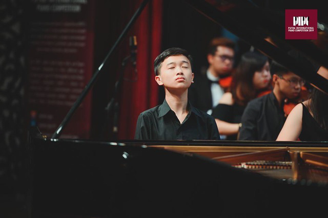 “Cậu bé vàng” piano tự hào khi quốc kỳ Việt Nam tung bay tại các cuộc thi - Ảnh 1.