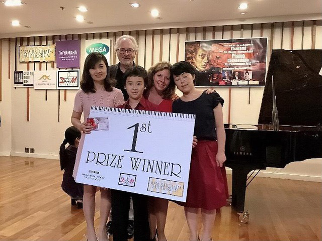 “Cậu bé vàng” piano tự hào khi quốc kỳ Việt Nam tung bay tại các cuộc thi - Ảnh 2.
