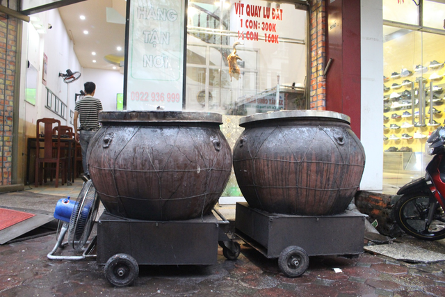 Nướng vịt trong lu đất khủng, &ocirc;ng chủ H&agrave; Nội b&aacute;n v&egrave;o cả trăm con 1 ng&agrave;y - Ảnh 1.