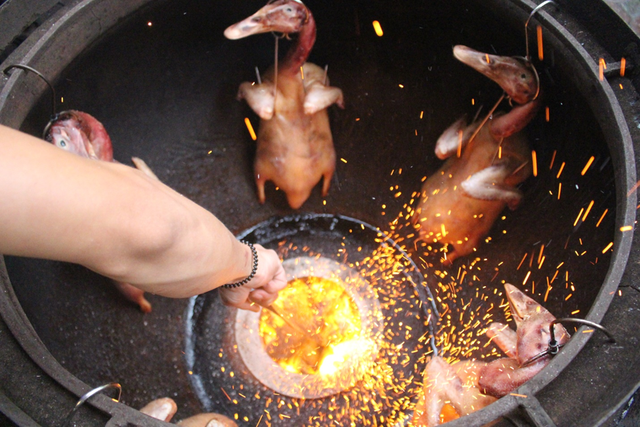 Nướng vịt trong lu đất khủng, &ocirc;ng chủ H&agrave; Nội b&aacute;n v&egrave;o cả trăm con 1 ng&agrave;y - Ảnh 2.