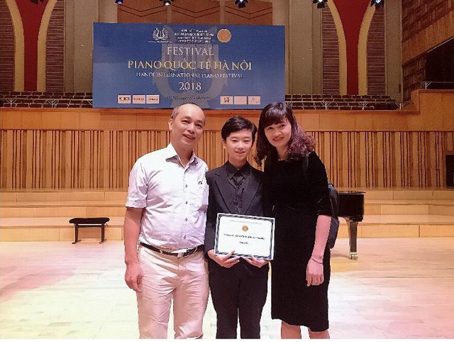 “Cậu bé vàng” piano tự hào khi quốc kỳ Việt Nam tung bay tại các cuộc thi - Ảnh 3.