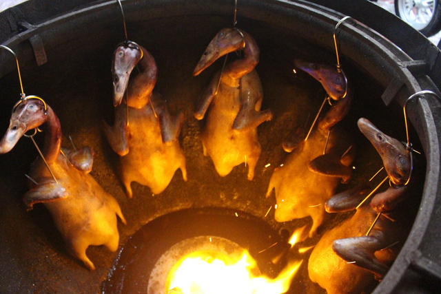 Nướng vịt trong lu đất khủng, &ocirc;ng chủ H&agrave; Nội b&aacute;n v&egrave;o cả trăm con 1 ng&agrave;y - Ảnh 3.