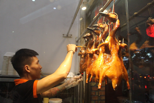 Nướng vịt trong lu đất khủng, &ocirc;ng chủ H&agrave; Nội b&aacute;n v&egrave;o cả trăm con 1 ng&agrave;y - Ảnh 4.