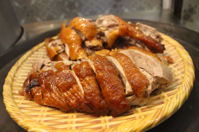 Nướng vịt trong lu đất khủng, &ocirc;ng chủ H&agrave; Nội b&aacute;n v&egrave;o cả trăm con 1 ng&agrave;y - Ảnh 5.