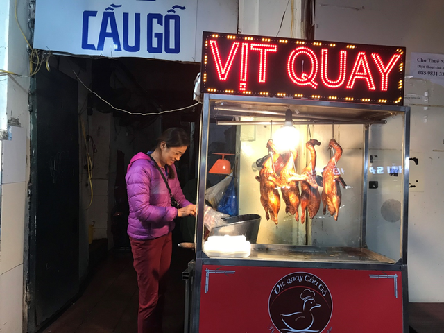 Nướng vịt trong lu đất khủng, &ocirc;ng chủ H&agrave; Nội b&aacute;n v&egrave;o cả trăm con 1 ng&agrave;y - Ảnh 6.