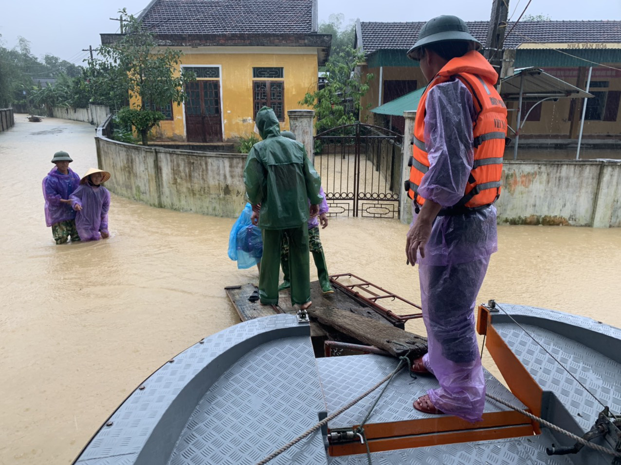 Nước sông dâng cao, lính biên phòng giải cứu hơn 200 người dân ốc đảo Hồng Lam - Ảnh 6. Nước sông dâng cao, lính biên phòng giải cứu hơn 200 người dân ốc đảo Hồng Lam - Ảnh 6.