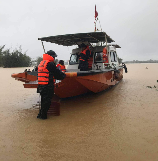 Nước sông dâng cao, lính biên phòng giải cứu hơn 200 người dân ốc đảo Hồng Lam - Ảnh 4.