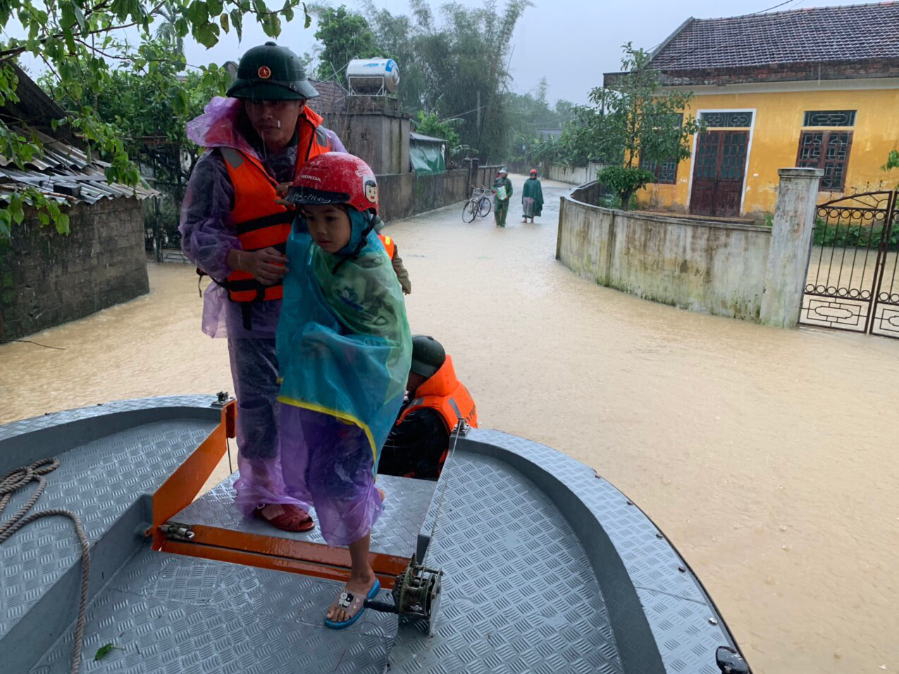Nước sông dâng cao, lính biên phòng giải cứu hơn 200 người dân ốc đảo Hồng Lam - Ảnh 7. Nước sông dâng cao, lính biên phòng giải cứu hơn 200 người dân ốc đảo Hồng Lam - Ảnh 7.