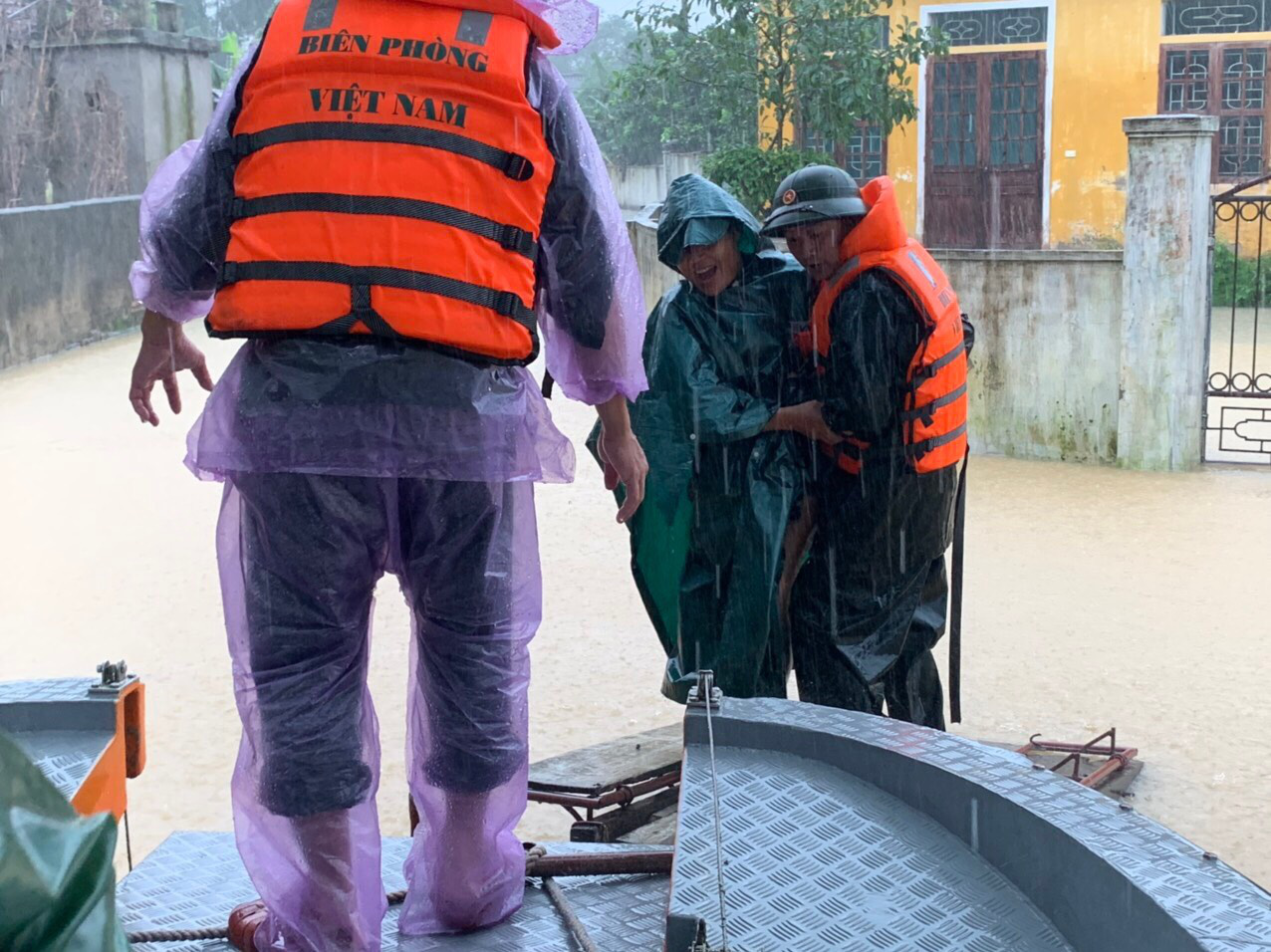 Nước sông dâng cao, lính biên phòng giải cứu hơn 200 người dân ốc đảo Hồng Lam - Ảnh 8. Nước sông dâng cao, lính biên phòng giải cứu hơn 200 người dân ốc đảo Hồng Lam - Ảnh 8.