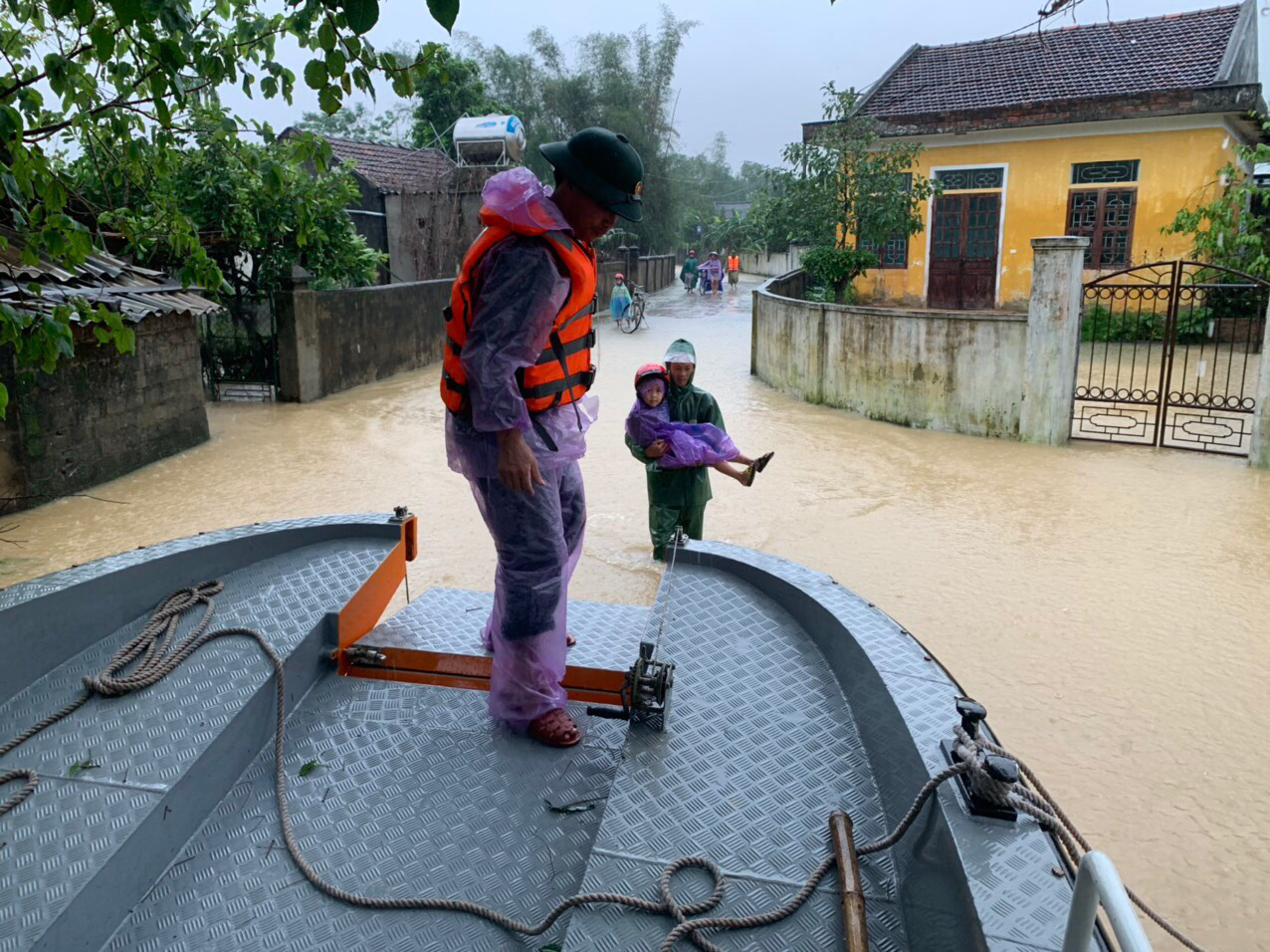 Nước sông dâng cao, lính biên phòng giải cứu hơn 200 người dân ốc đảo Hồng Lam - Ảnh 9. Nước sông dâng cao, lính biên phòng giải cứu hơn 200 người dân ốc đảo Hồng Lam - Ảnh 9.