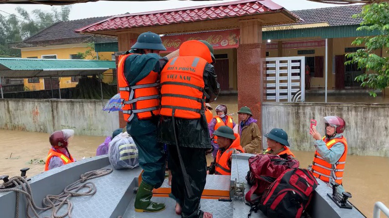 Nước sông dâng cao, lính biên phòng giải cứu hơn 200 người dân ốc đảo Hồng Lam - Ảnh 10. Nước sông dâng cao, lính biên phòng giải cứu hơn 200 người dân ốc đảo Hồng Lam - Ảnh 10.