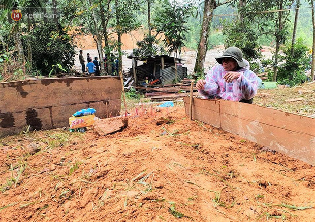 Ông lão lục tìm tấm ảnh gia đình tại hiện trường vụ lở núi ở Trà Leng: Cả nhà 8 người, con cháu của tôi chết hết rồi... - Ảnh 2.