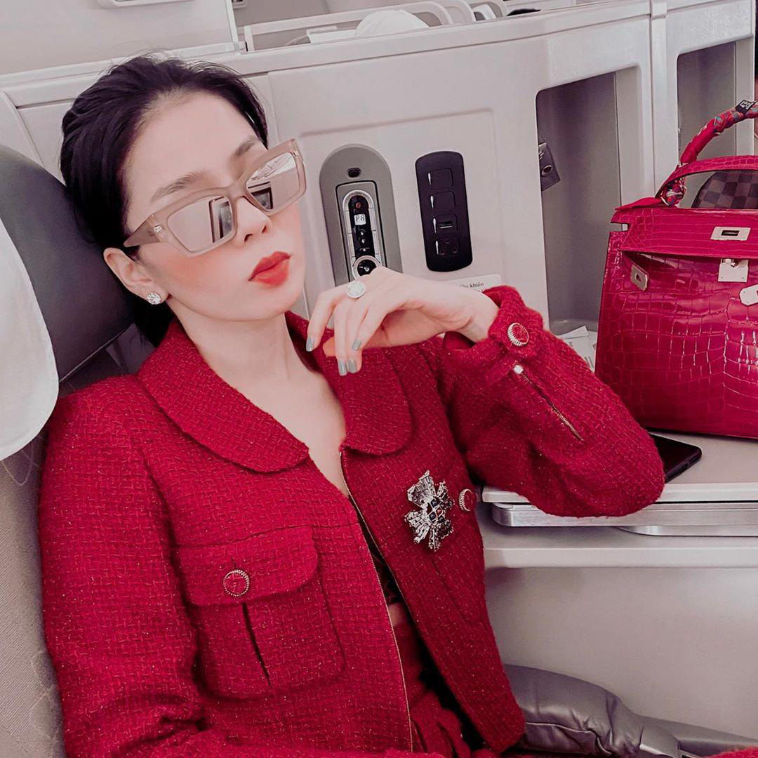 Lệ Quyên diện nguyên cây đỏ nhưng đáng chú ý nhất là vật thể trong mắt kính của cô - Ảnh 11. Lệ Quyên diện nguyên cây đỏ nhưng đáng chú ý nhất là vật thể trong mắt kính của cô - Ảnh 11.