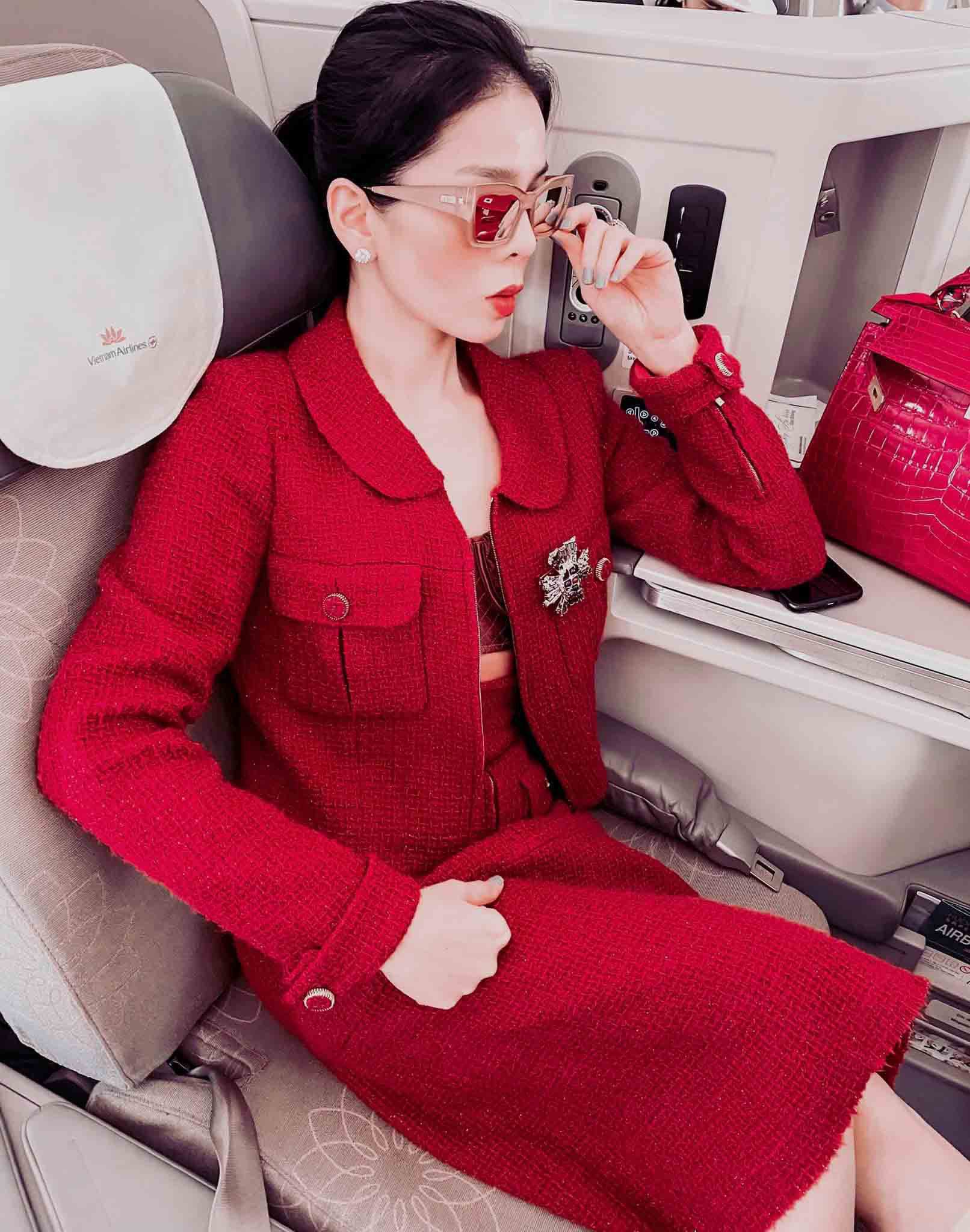 Lệ Quyên diện nguyên cây đỏ nhưng đáng chú ý nhất là vật thể trong mắt kính của cô - Ảnh 12. Lệ Quyên diện nguyên cây đỏ nhưng đáng chú ý nhất là vật thể trong mắt kính của cô - Ảnh 12.