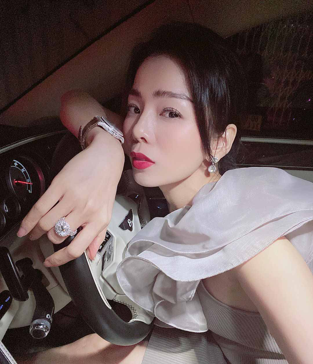 Lệ Quyên diện nguyên cây đỏ nhưng đáng chú ý nhất là vật thể trong mắt kính của cô - Ảnh 3. Lệ Quyên diện nguyên cây đỏ nhưng đáng chú ý nhất là vật thể trong mắt kính của cô - Ảnh 3.