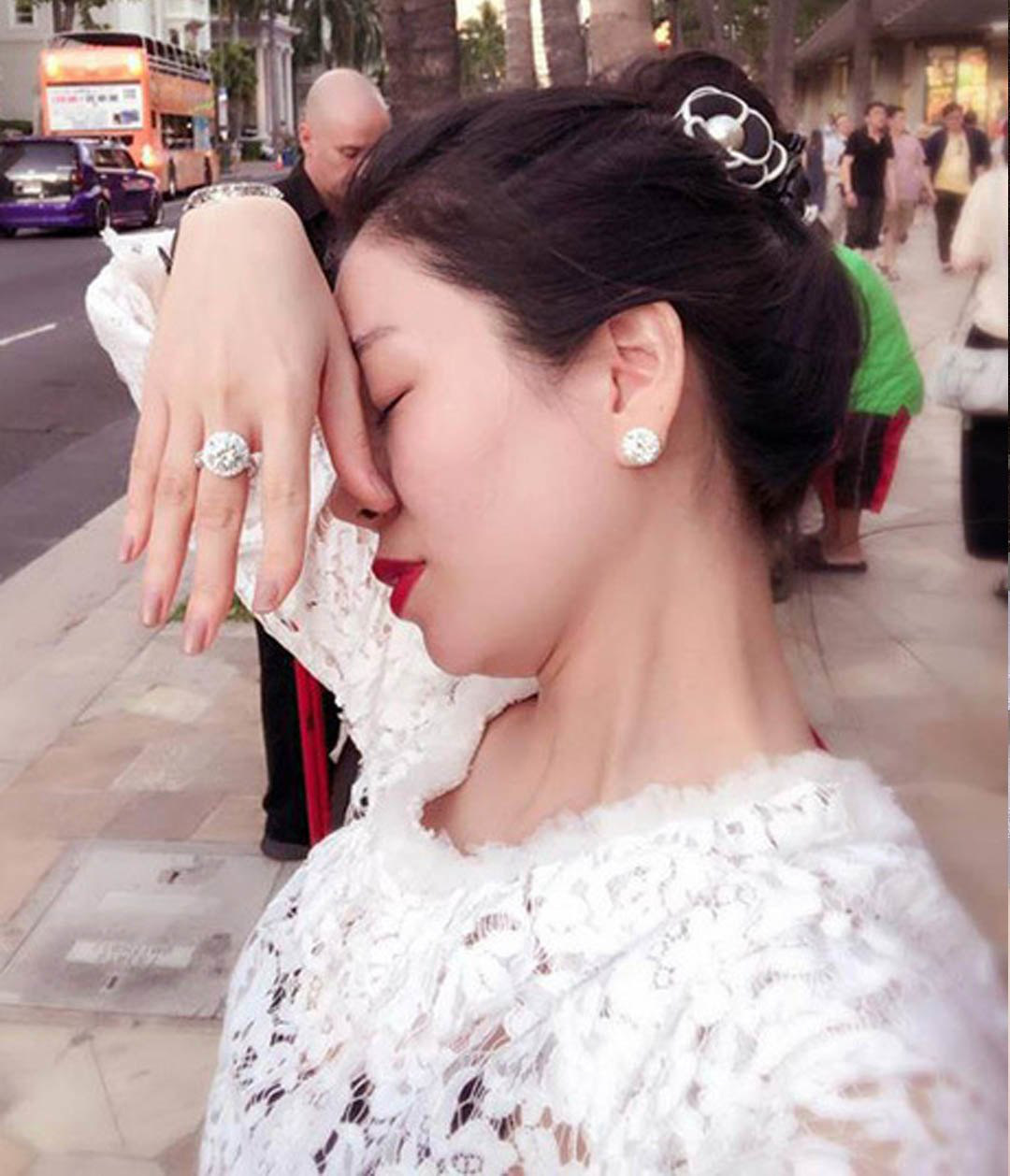 Lệ Quyên diện nguyên cây đỏ nhưng đáng chú ý nhất là vật thể trong mắt kính của cô - Ảnh 4. Lệ Quyên diện nguyên cây đỏ nhưng đáng chú ý nhất là vật thể trong mắt kính của cô - Ảnh 4.