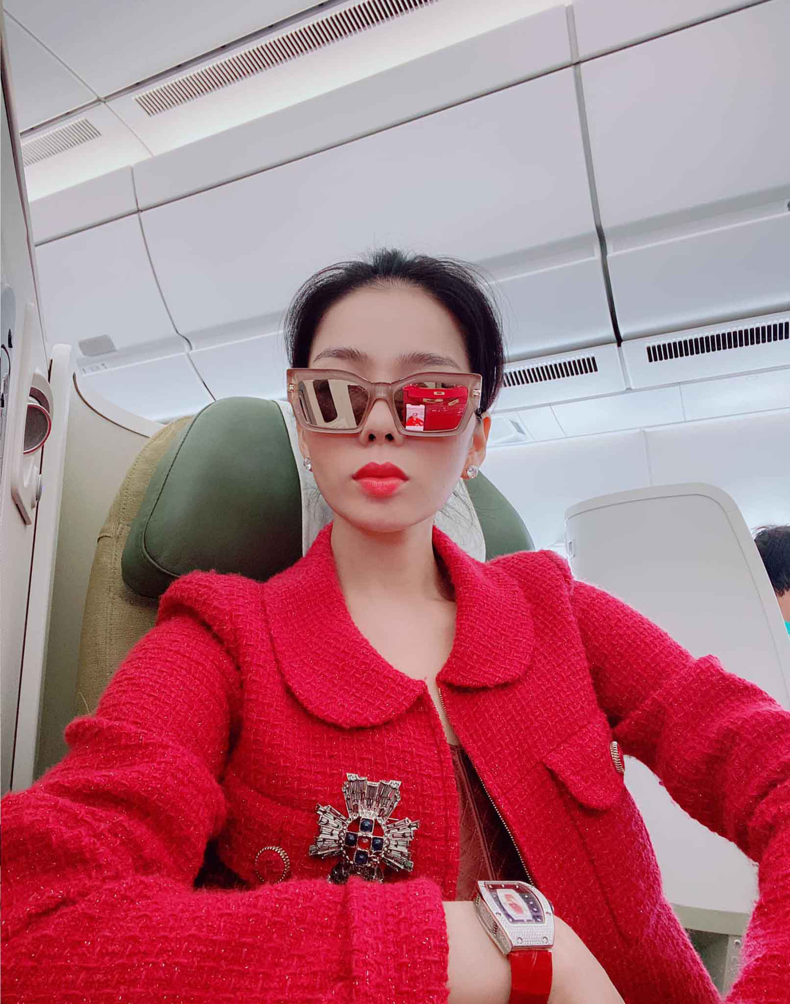 Lệ Quyên diện nguyên cây đỏ nhưng đáng chú ý nhất là vật thể trong mắt kính của cô - Ảnh 10. Lệ Quyên diện nguyên cây đỏ nhưng đáng chú ý nhất là vật thể trong mắt kính của cô - Ảnh 10.