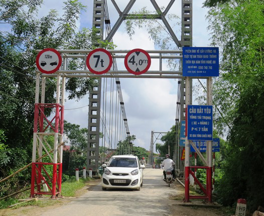 Cận cảnh vụ tai nạn trên cầu chợ Chùa khiến 5 người tử vong ở Nghệ An - Ảnh 1.