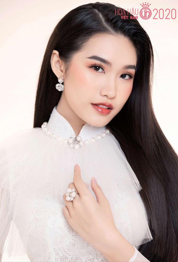 Nhan sắc người đẹp Hoa hậu Việt Nam 2020 vướng tin đồn hẹn hò với cầu thủ Đoàn Văn Hậu - Ảnh 4.