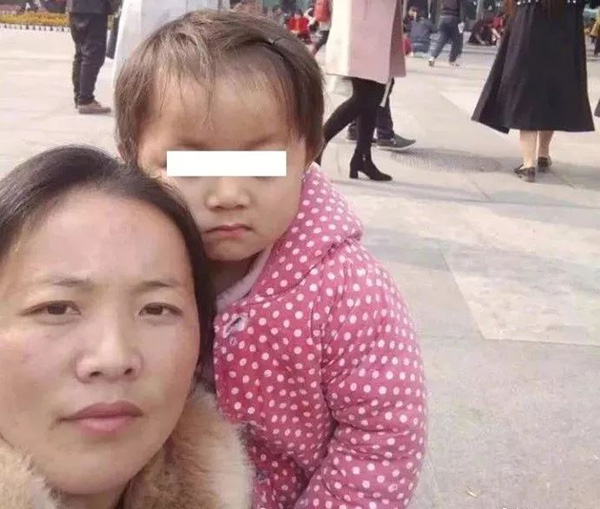 Cái chết của bé gái 3 tuổi bị ung thư mắt gây uất ức: Người mẹ lấy tiền quyên góp để chữa bệnh cho con trai và bỏ mặc con gái - Ảnh 2.