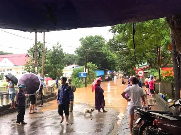 Lào Cai mưa lớn kỷ lục 63 năm qua gây ngập lụt cuốn trôi nhà dân, bé 3 tuổi tử vong - Ảnh 1.