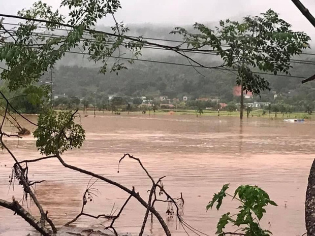 Lào Cai mưa lớn kỷ lục 63 năm qua gây ngập lụt cuốn trôi nhà dân, bé 3 tuổi tử vong - Ảnh 2.