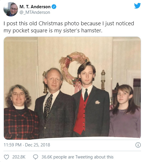 Bức ảnh chụp kỷ niệm dịp Giáng sinh của gia đình 4 người không thể bình thường hơn nhưng chứa đựng chi tiết đặc biệt khiến MXH xôn xao - Ảnh 4.