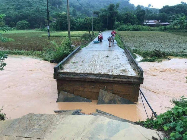 Lào Cai mưa lớn kỷ lục 63 năm qua gây ngập lụt cuốn trôi nhà dân, bé 3 tuổi tử vong - Ảnh 3.