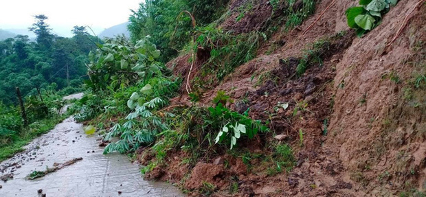 Lào Cai mưa lớn kỷ lục 63 năm qua gây ngập lụt cuốn trôi nhà dân, bé 3 tuổi tử vong - Ảnh 8.