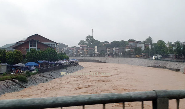 Lào Cai mưa lớn kỷ lục 63 năm qua gây ngập lụt cuốn trôi nhà dân, bé 3 tuổi tử vong - Ảnh 9.